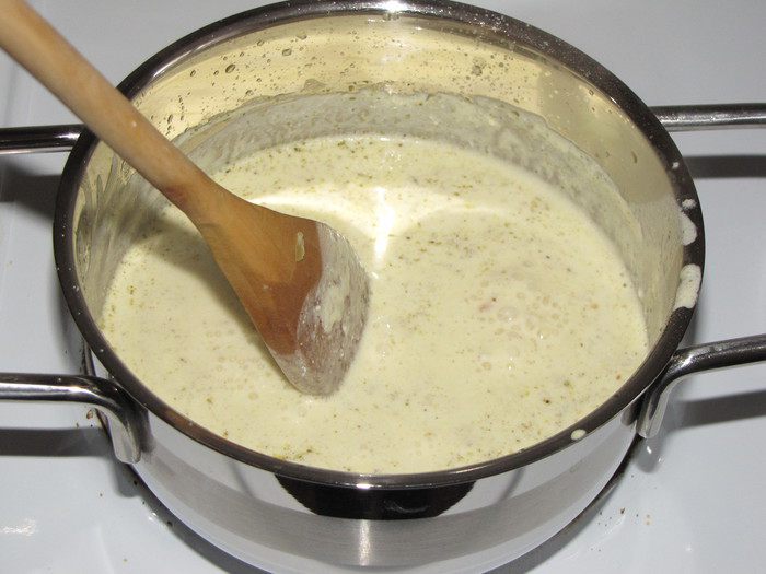 Фаршированный перец с кедровыми орешками в сливочно-сметанном соусе