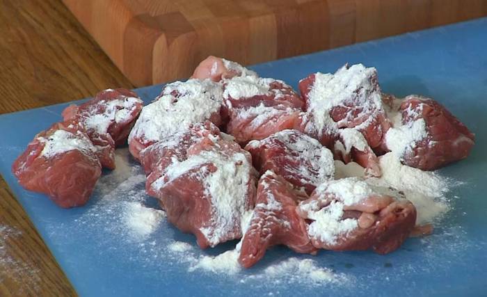 Мясо, тушенное в карри-соусе, со шпинатом и рисом