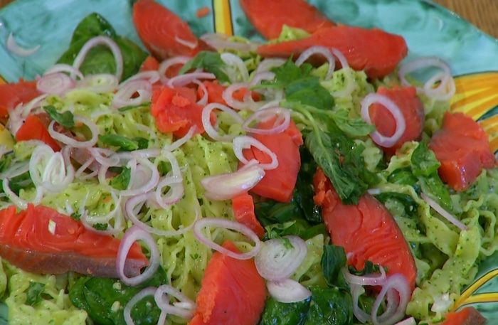 Паста с кетой, шпинатом и соусом песто