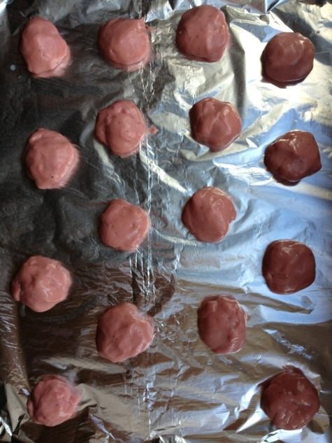 Клубничные профитроли с творожно-базиликовым кремом