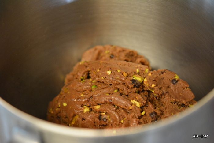 Печенье шоколадное с фисташками
