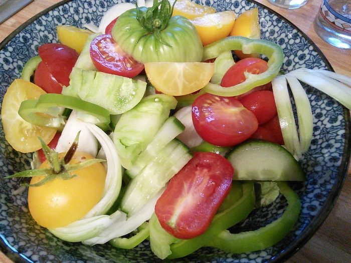 Острый помидорный салат с курицей 