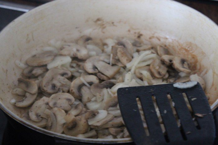 Паста с сливочно-грибным соусом и плавленным сыром