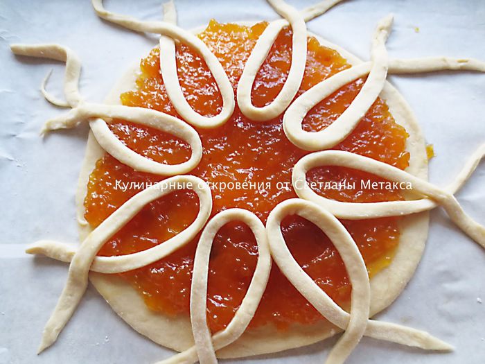 Пирог с начинкой из абрикосового джема (Фигурная выпечка - идея авторская)