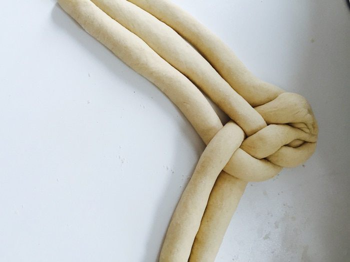 Хлебная коса с пармезаном