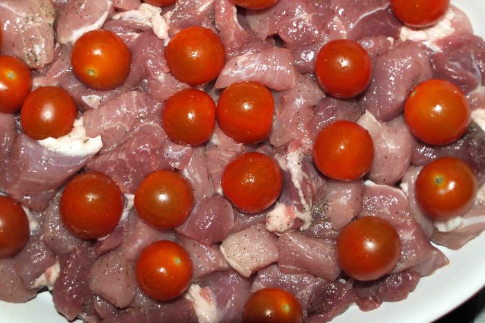 Свинина, запеченная с помидорами черри и сыром