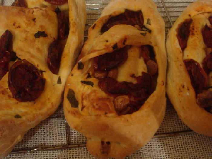 Хлеб с печеными помидорами и чесноком