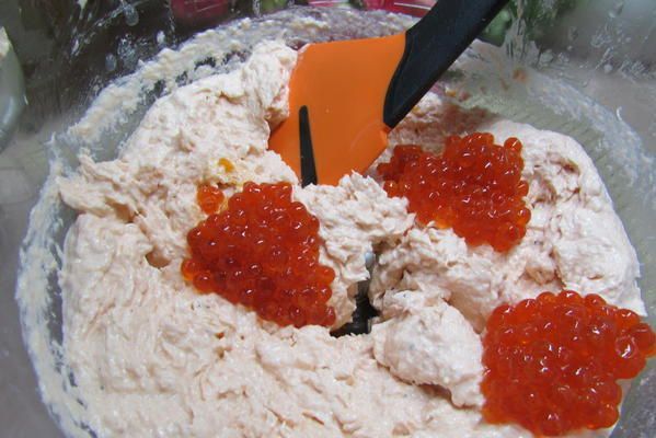 Паштет из сёмги с красной икрой и белым вином