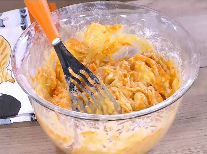 Медовый пирог с морковью, бананом и орехами 