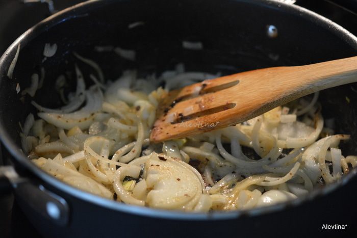 Тушеная говядина с грибами шиитаке и овощами
