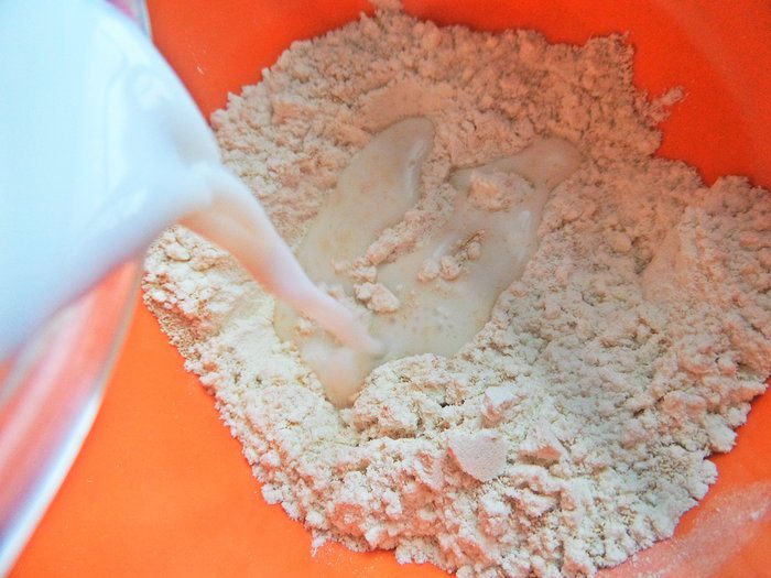 Пирог из булочек с арахисовой пастой и яблоками