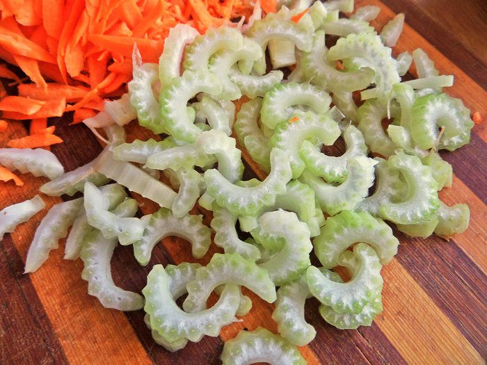 Куриная печень с овощами и гречкой