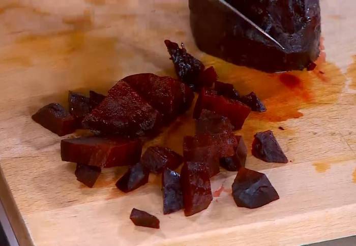 Салат с семгой, перепелиными яйцами и редисом 
