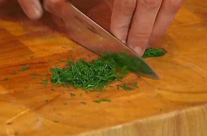 Авокадо с тунцом, сельдереем и помидорами черри 