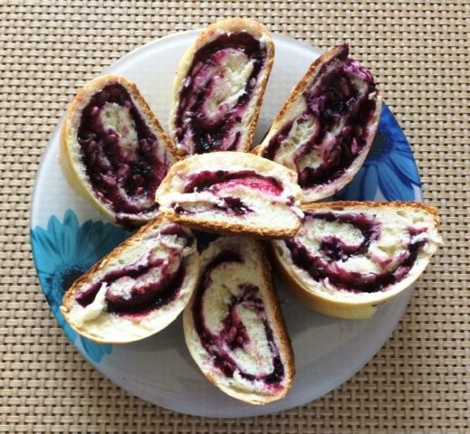 Сдобный пирог с творогом и джемом