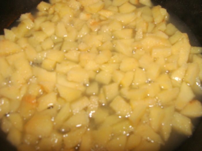 Котлеты из индейки с айвой под голубым соусом и шафраном