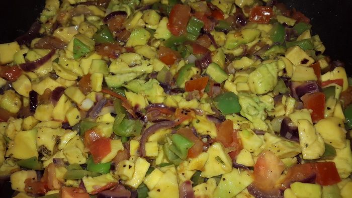 Рис с авокадо и овощами, запеченный в глиняных тарелках