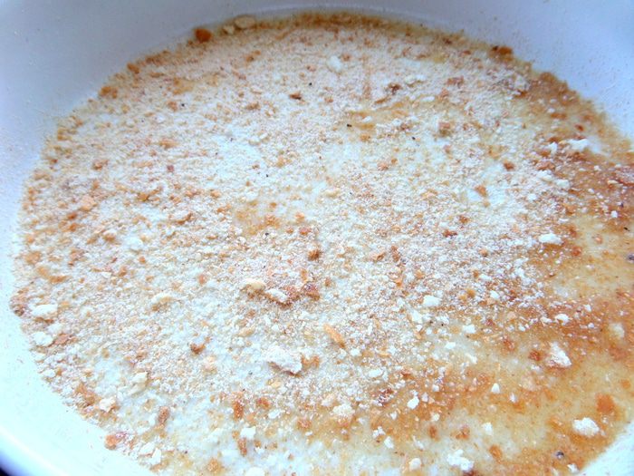 Баварские колбаски с итальянской пастой под сырным штрейзелем