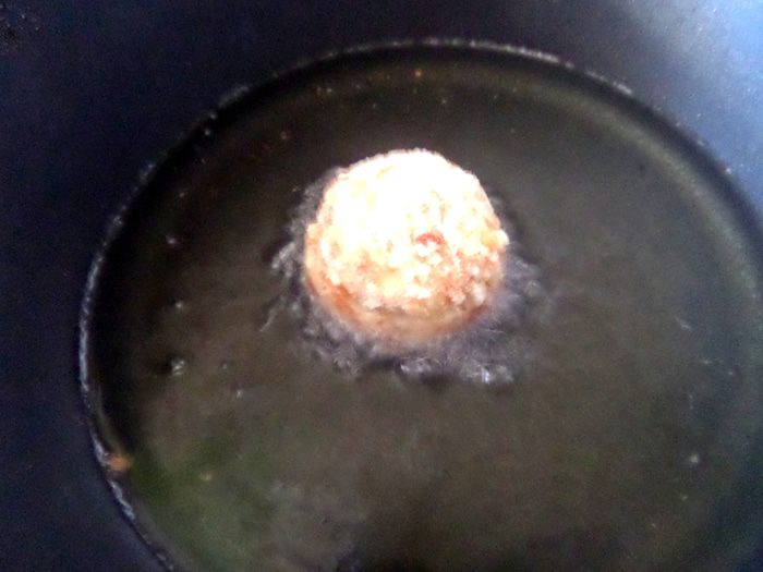 Сырная закуска-шарики в томатном соусе