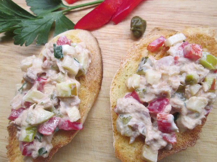 Брускетта, запеченная с тунцом и овощами