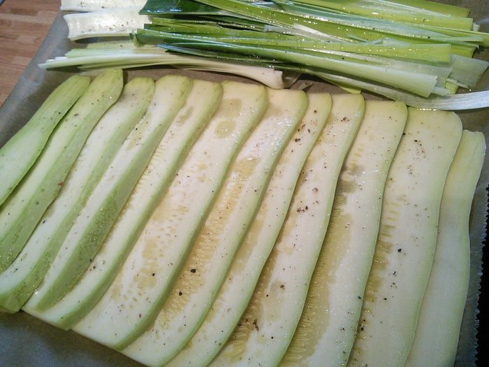 Запеканка из лосося с кабачком и пореем