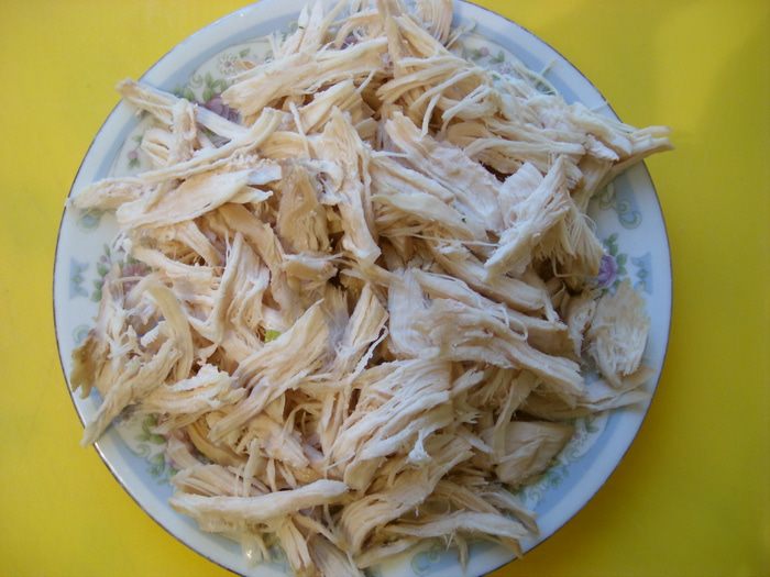 Салат из курицы с сухариками