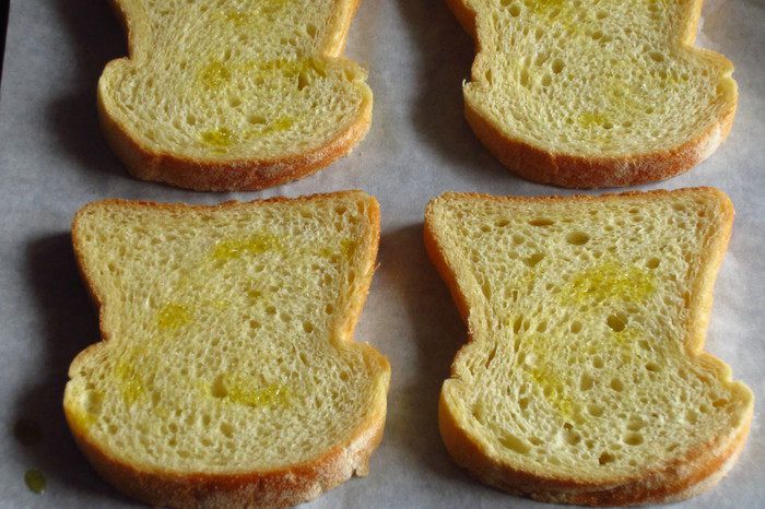 Чесночные гренки с муссом из авокадо и лососем