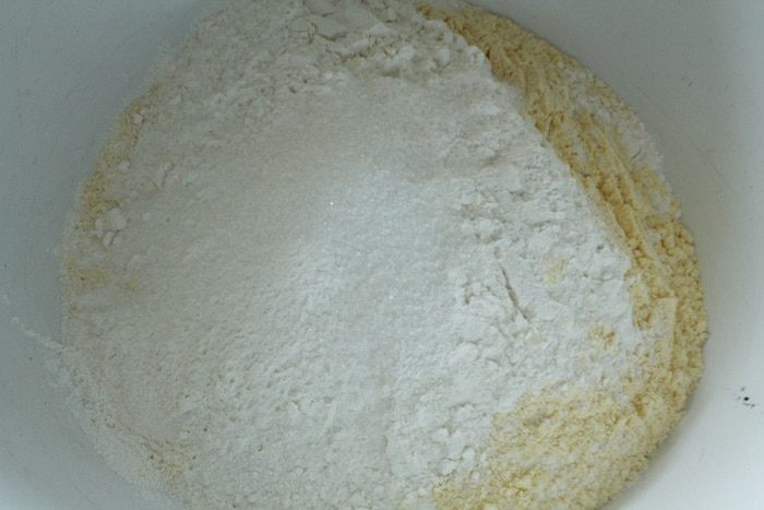 Кекс с молочным шоколадом и фруктами