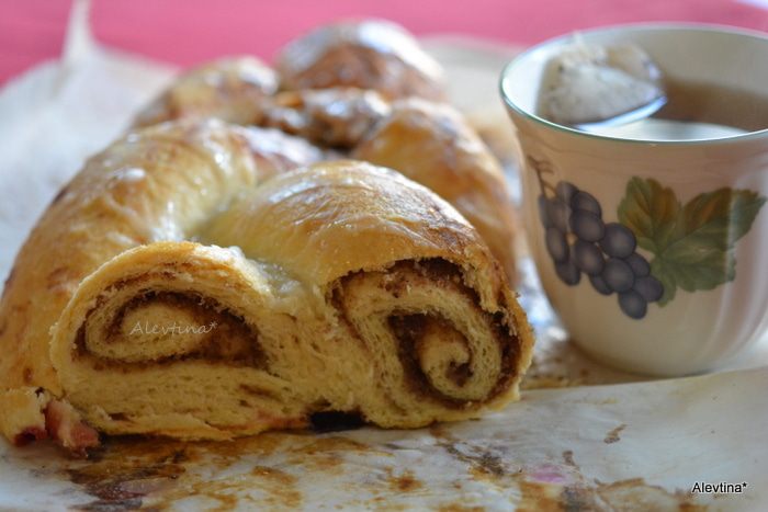 Домашняя булка с пеканом и корицей