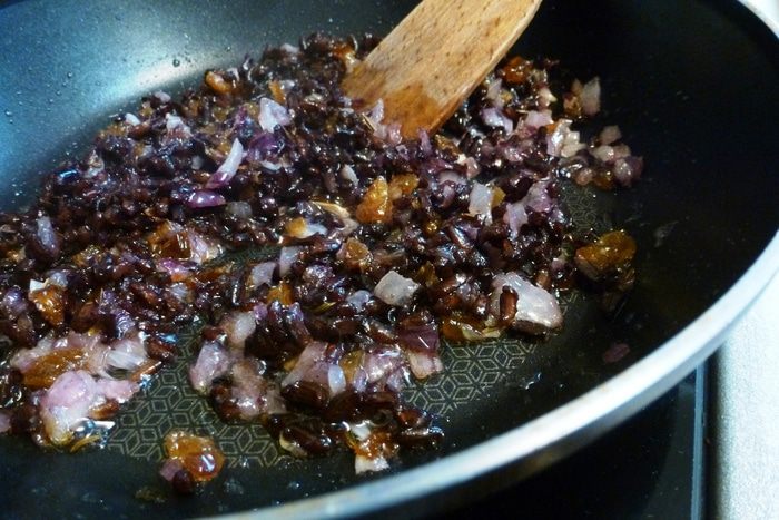 Баклажаны, фаршированные черным рисом, изюмом и брынзой