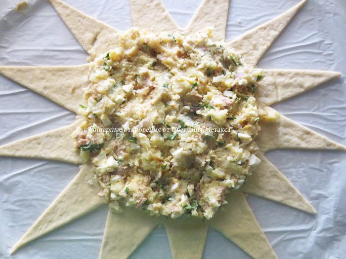 Пирог с начинкой (картошка, тунец, яйца, сыр, зелень)