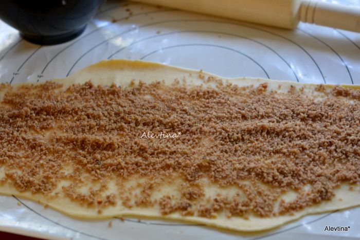 Домашняя булка с пеканом и корицей