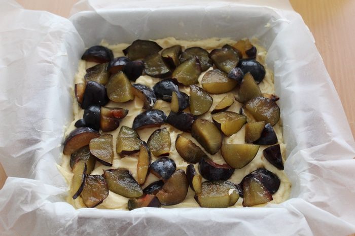 Сливочный пирог со сливовой начинкой