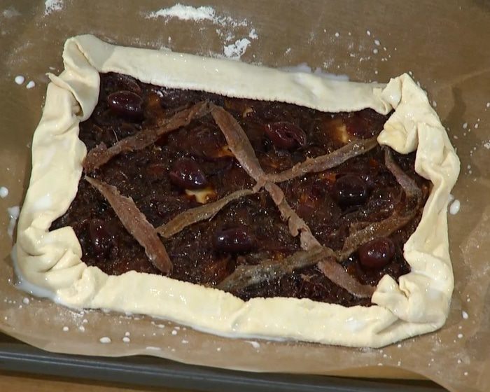 Открытый пирог с карамелизированным луком и анчоусами 