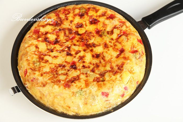 Испанская тортилья с тунцом и брокколи 