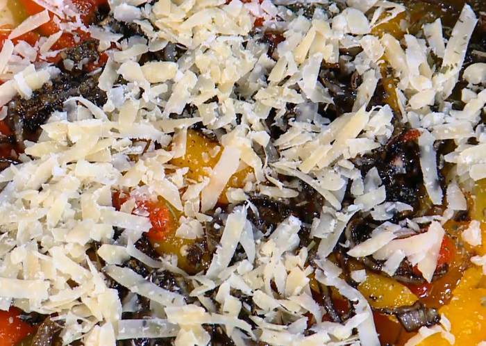 Открытый пирог с запеченным перцем и карамелизированным луком 