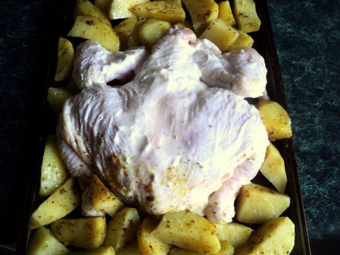 Курочка, запеченная с картофелем по-домашнему