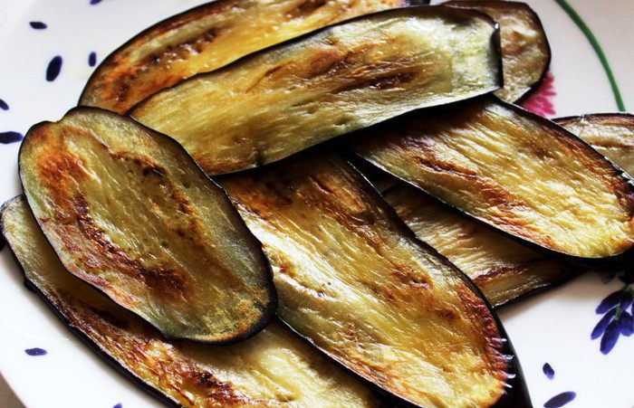 Рулетики из баклажанов с орехами