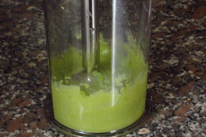 Чесночные гренки с муссом из авокадо и лососем