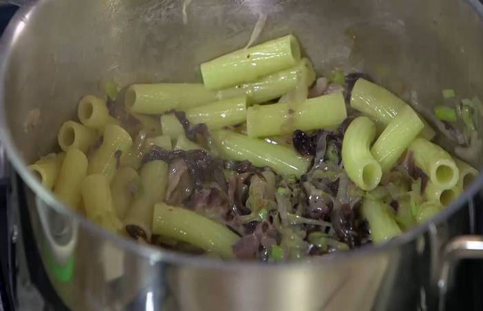 Паста с радиккио, орехами и сыром 