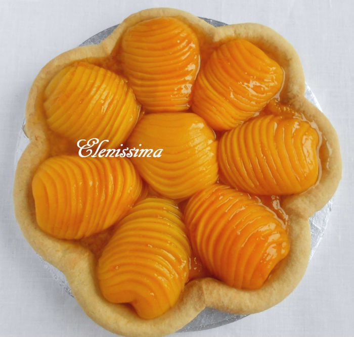 Пирог-цветок с персиками