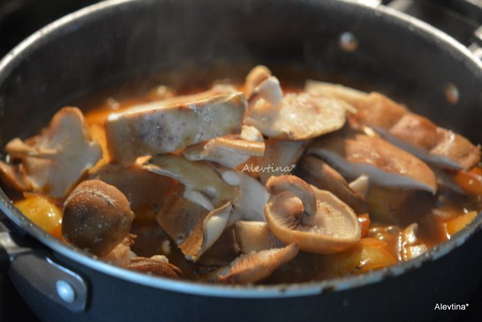 Тушеная говядина с грибами шиитаке и овощами