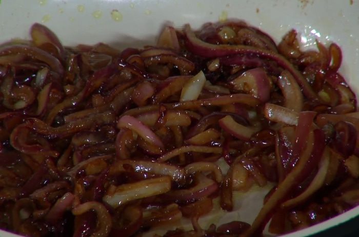 Оладушки из цукини с яйцами и карамелизированным луком 