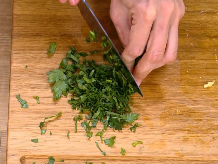 Салат из булгура с курицей, цукини и гранатом 