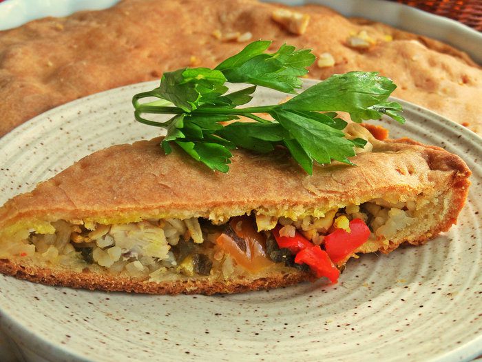 Закрытый пирог с рисом и курицей