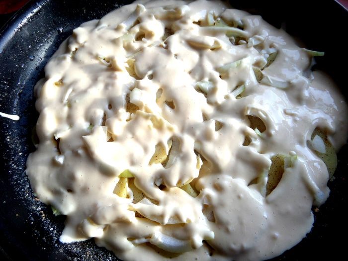 Золотистый заливной пирог с рыбой