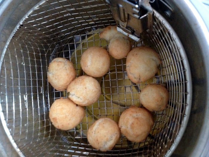 Кастаньоли (жареные шарики из сладкого теста)