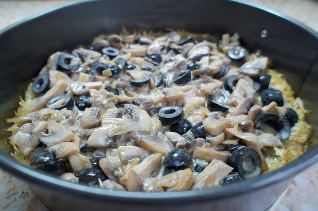 Картофельная пицца с грибами и маслинами