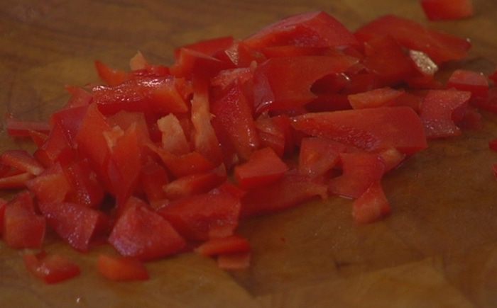 Теплый салат из брокколи, бурраты и чили