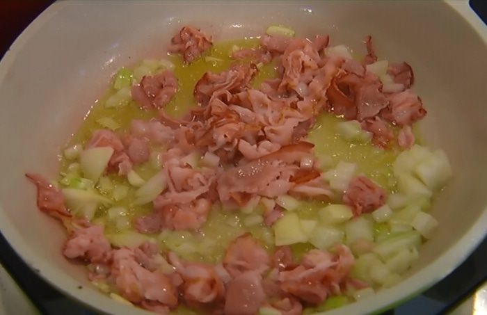 Спаржа с грибами и беконом под сырной корочкой